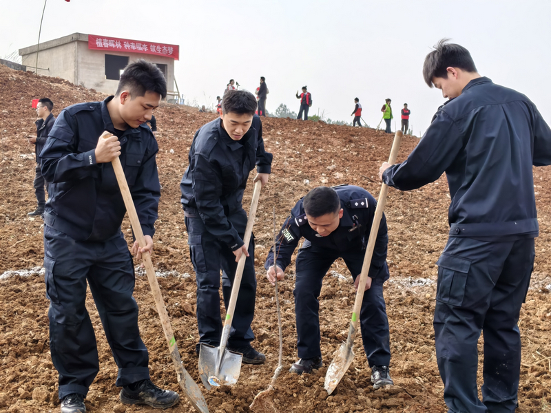 銅仁監(jiān)獄職工參加植樹活動(dòng)。楊娟攝