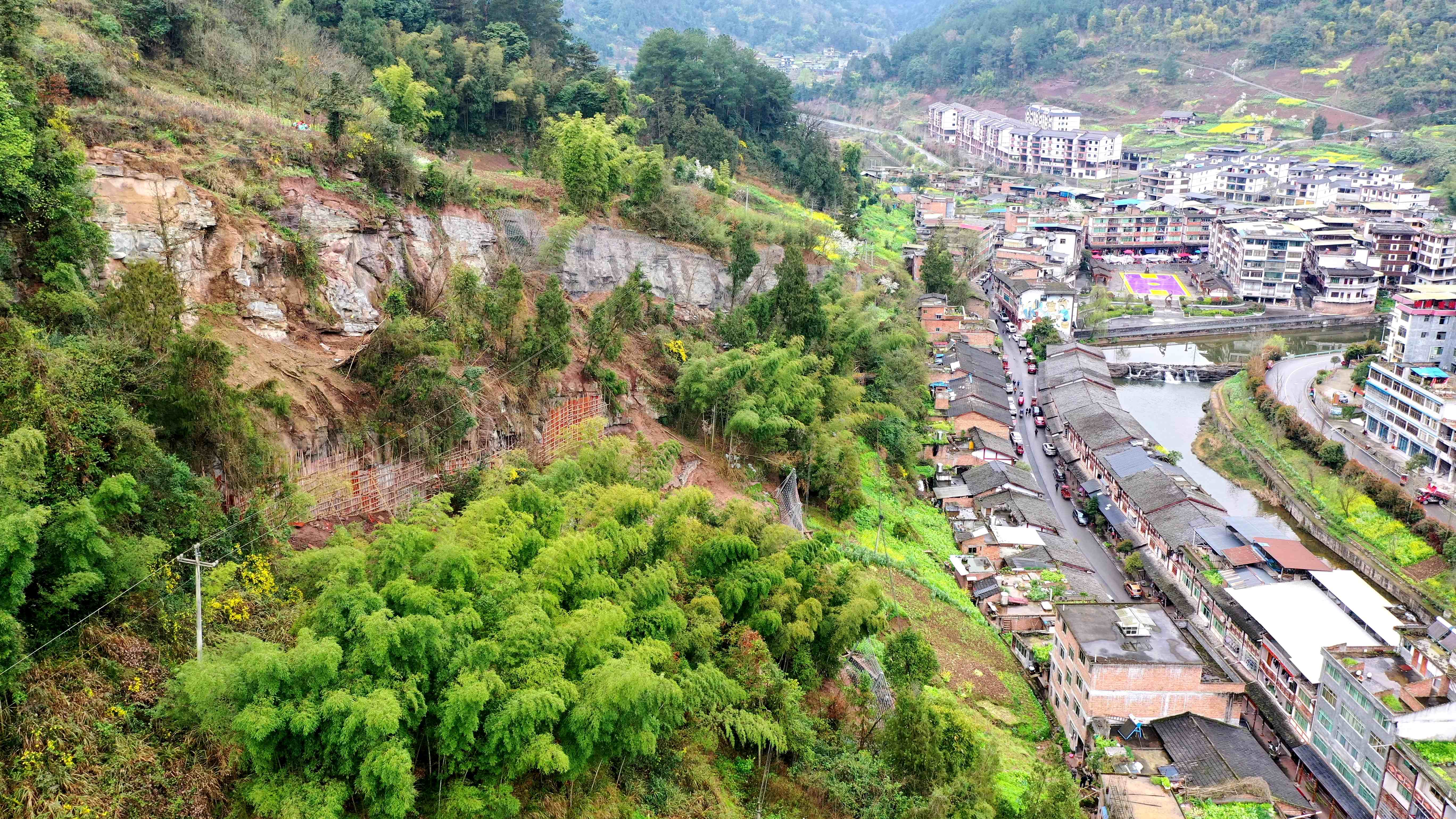 走進三岔河鎮三岔村街上組牌坊崩塌隱患點，60畝邊坡區域得到全面系統治理，穩穩守護著坡下104戶557名群眾的生命財產安全。刁苓沙攝