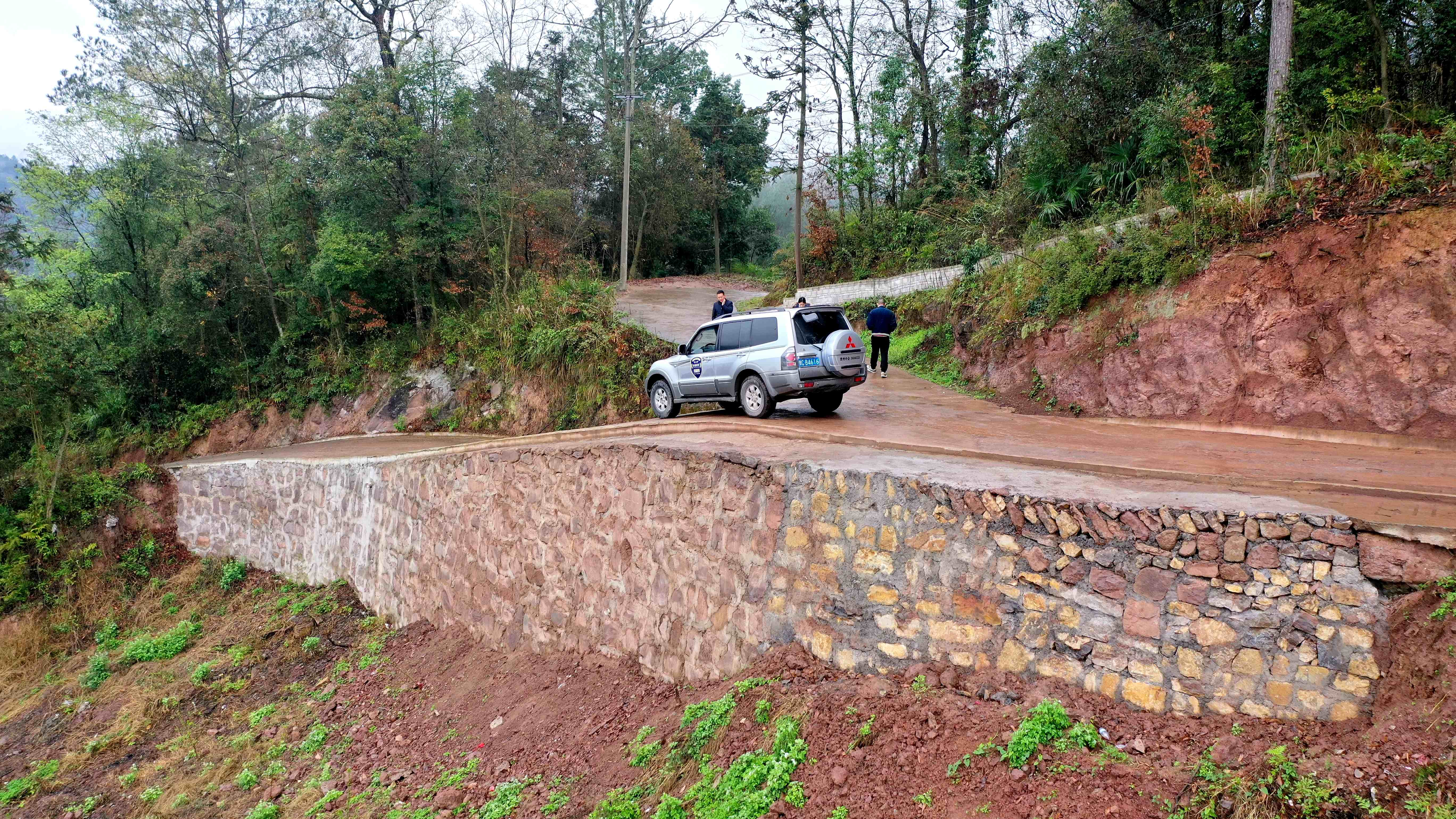 在大坡鎮典禮壩村方家組地災隱患點，一道高聳堅實的防護堡坎沿坡體整齊砌筑，成為守護群眾的安全屏障。刁苓沙攝