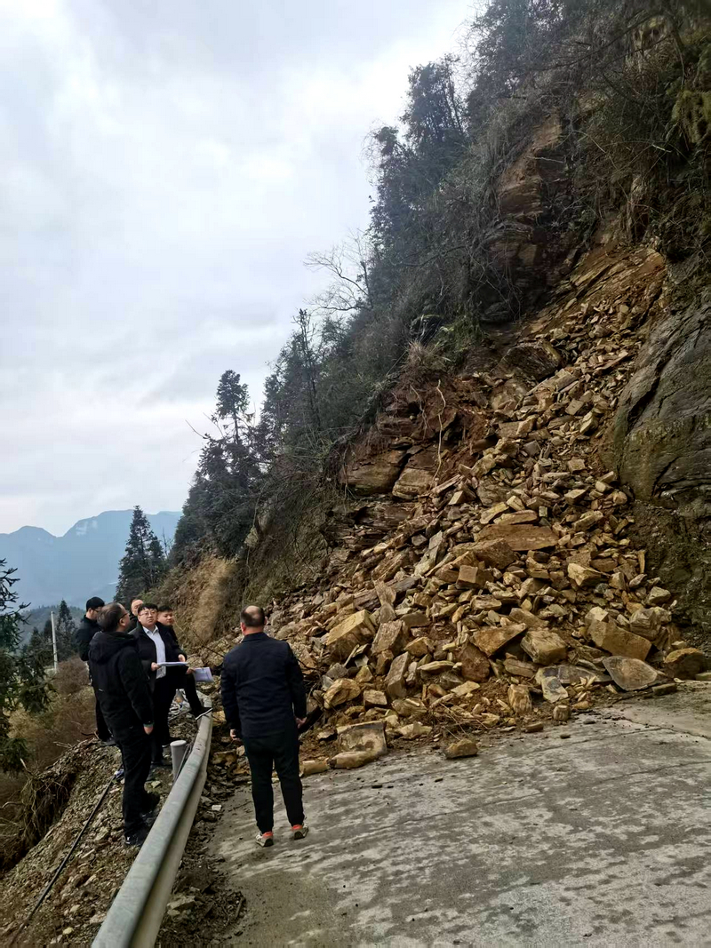 工作人員對地災點進行實地考察。刁苓沙攝