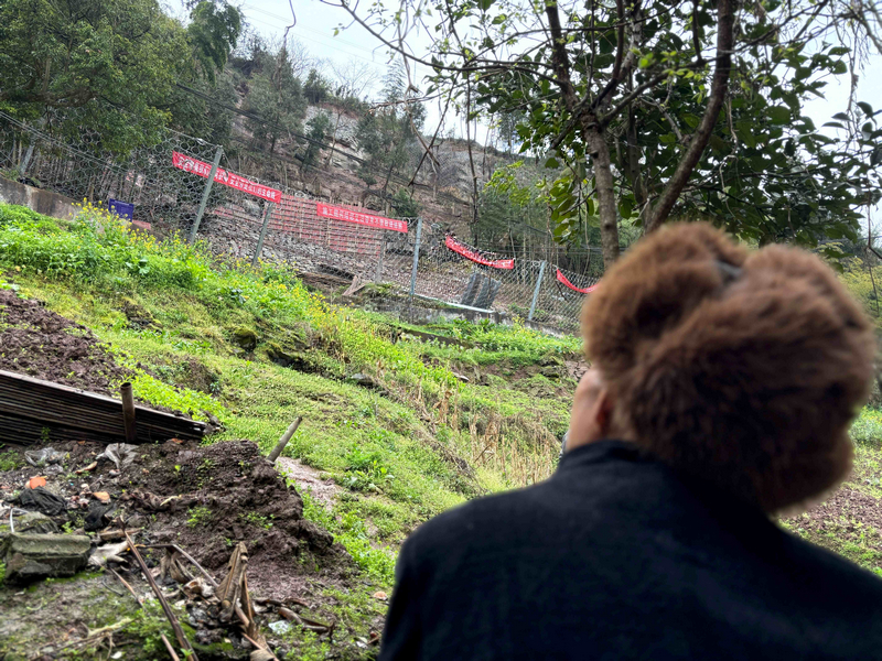 邊坡下居住多年的村民吳再福，對治理前后的變化滿是欣喜。刁苓沙攝