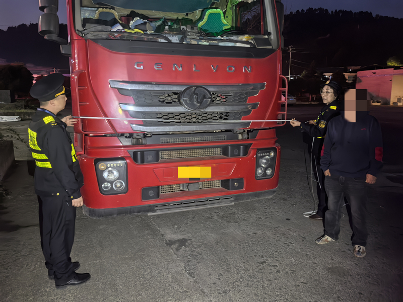 執法人員對車輛信息進行勘驗。