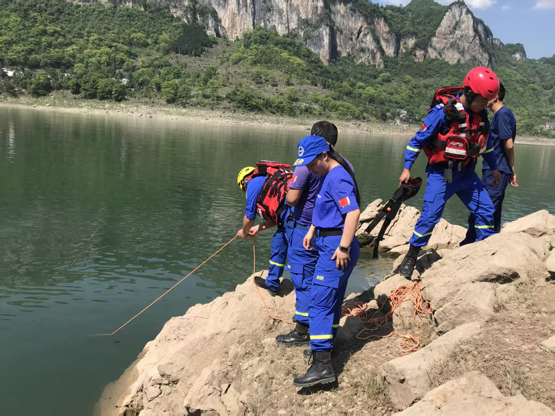 倪青青開展救援現(xiàn)場。