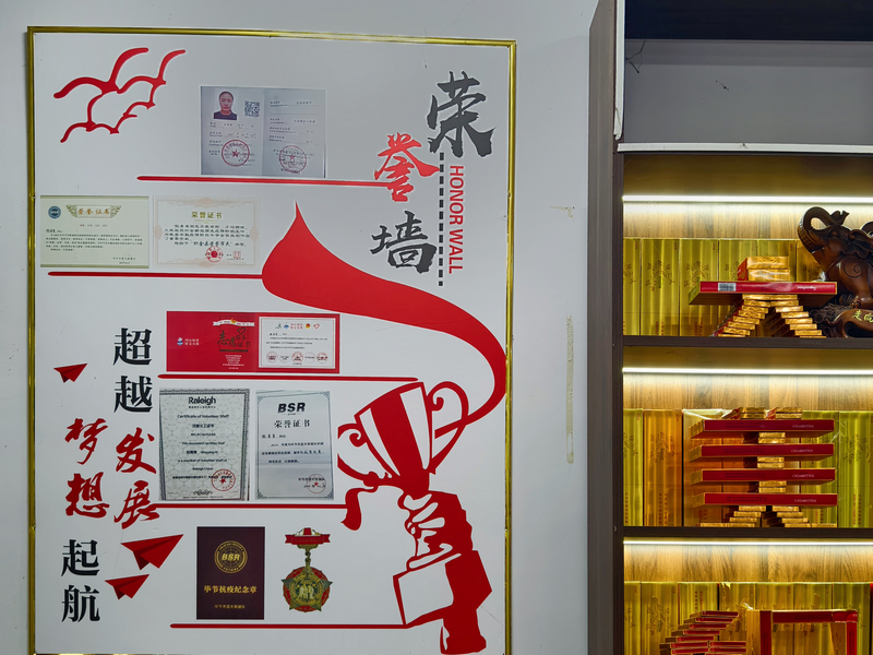 倪青青店里的榮譽(yù)墻。