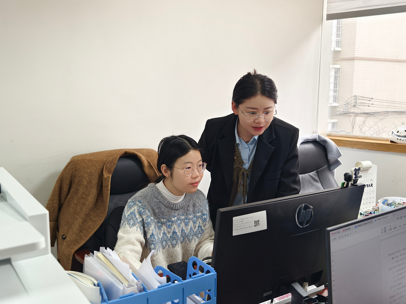 彭弄濤在指導(dǎo)部門新職工。