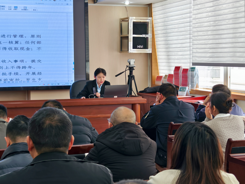 彭弄濤在給大家講解報(bào)賬注意事項(xiàng)。