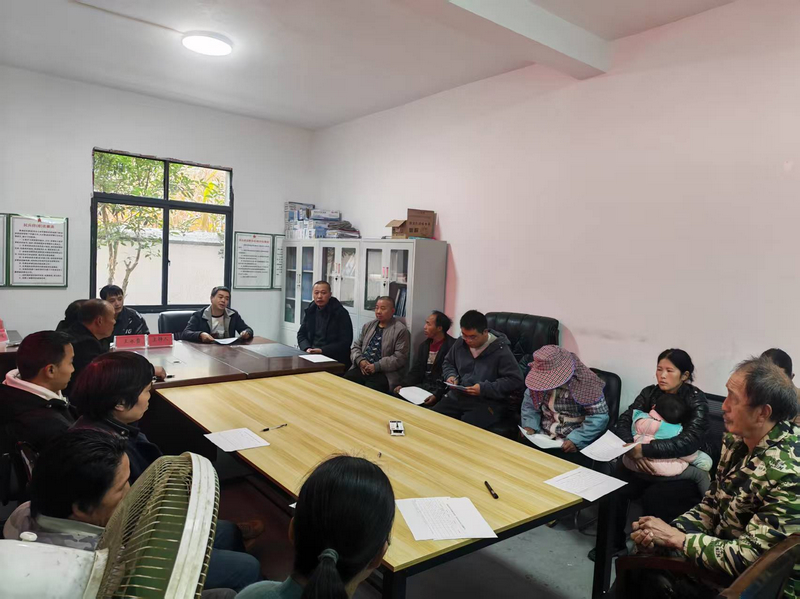 石興村駐村第一書(shū)記劉俊、村委會(huì)和村民代表開(kāi)會(huì)。