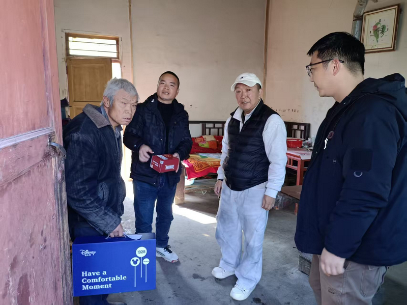 包營(yíng)村駐村干部李偉走訪脫貧戶(hù)。