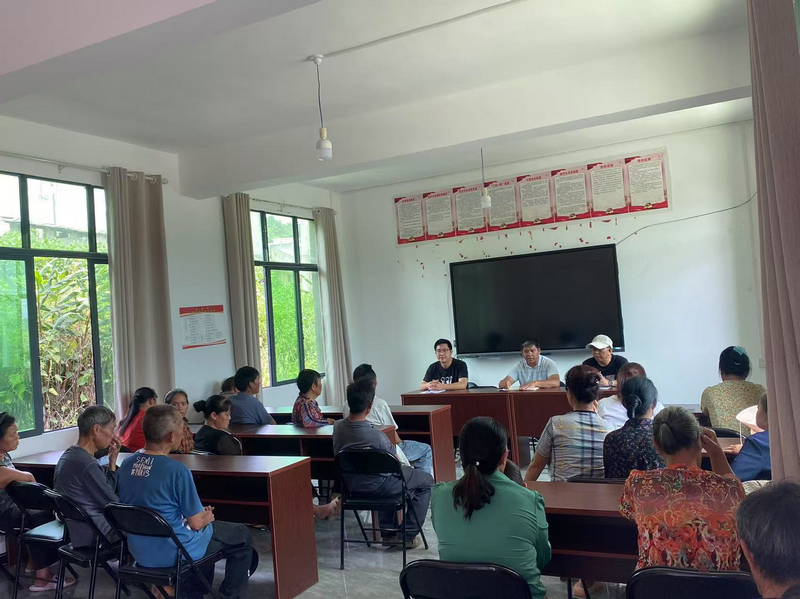 包營(yíng)村組織村民討論產(chǎn)業(yè)發(fā)展。