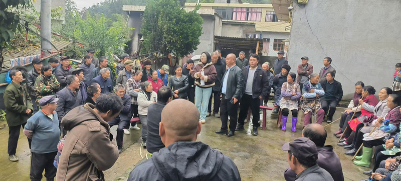 安山村駐村干部杜江紅組織村民開(kāi)院壩會(huì)。