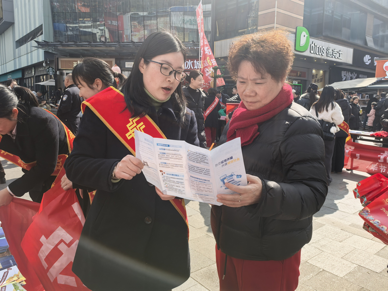 郵儲銀行工作人員面對面給群眾講解征信知識。