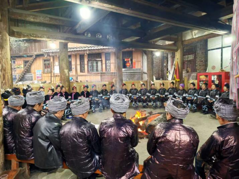 郵儲銀行工作人員結(jié)合地方民俗文化開展征信宣講。