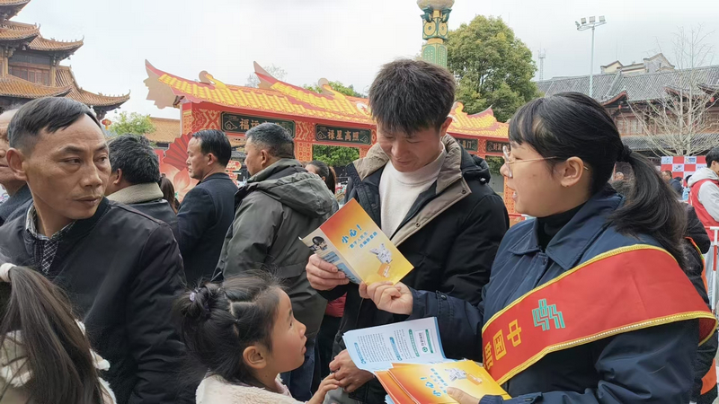 郵儲銀行工作人員深入火車站、工廠車間等地開展宣講活動。