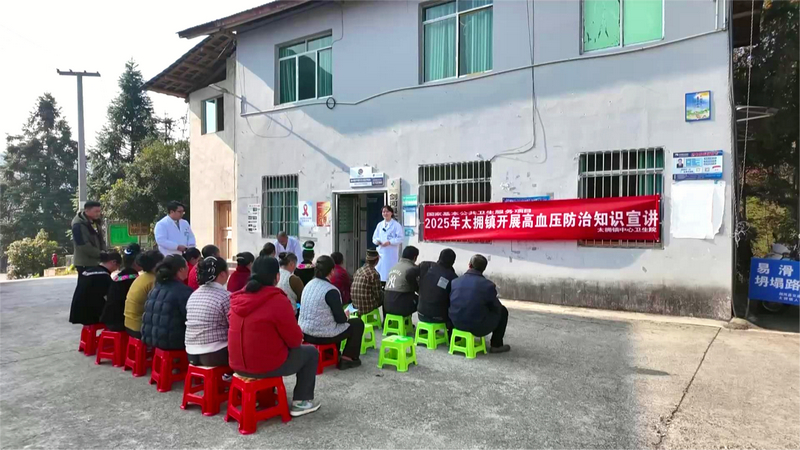 張曉鳳為村民講解健康知識。