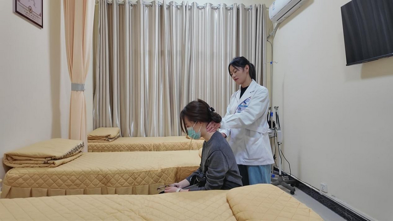 莫明仙為患者進行中醫推拿。