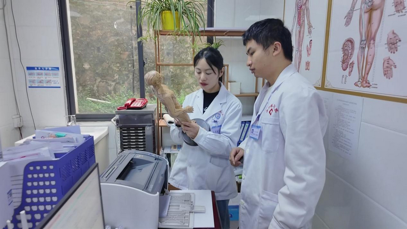 莫明仙與同事交流中醫適宜技術。