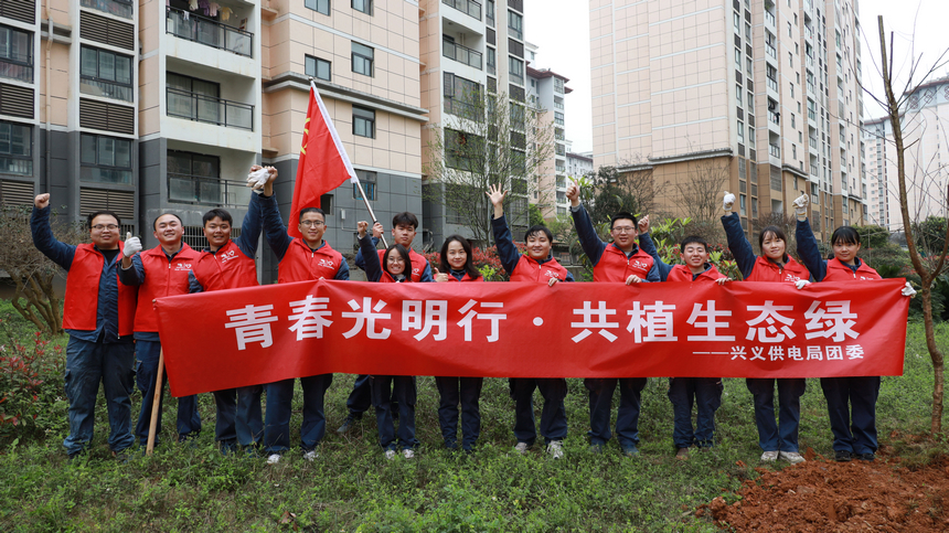 快樂(lè)植樹(shù),合影留念。