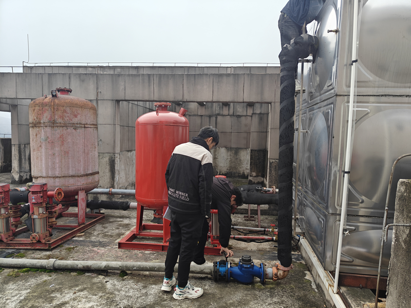 _施秉縣城關(guān)鎮(zhèn)聯(lián)合縣直部門進(jìn)入小區(qū)查看消防設(shè)施維修整改進(jìn)度。