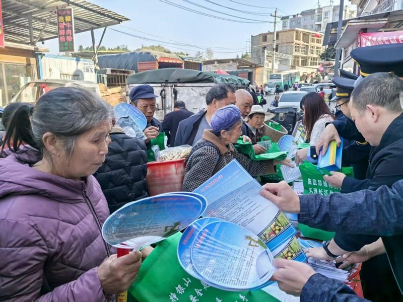 向群眾發(fā)放印有農(nóng)資知識的宣傳品。