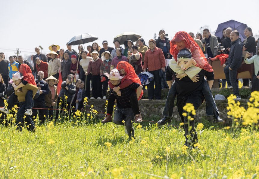 2026年月3月11日，在貴州省黔東南苗族侗族自治州施秉縣城關鎮上翁哨村，村民在參加豬八戒背媳婦趣味活動。