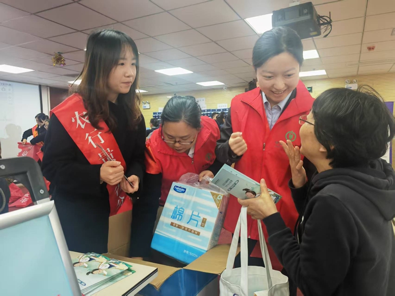 農行貴陽分行走進觀山湖老年大學開展金融知識宣傳。