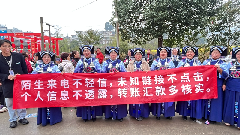 農行烏當支行工作人員在“姑媽節”上開展金融知識宣講。