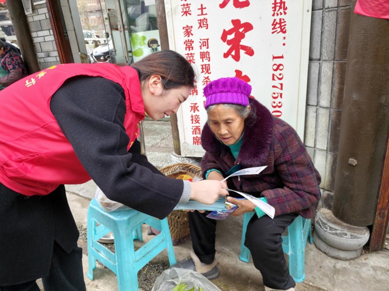 農行開陽縣支行走進禾豐鄉開展金融知識宣講。