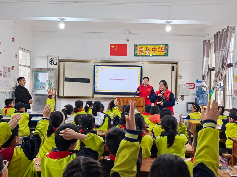 華電烏江公司洪家渡發電廠在織金縣八步街道中心學校開展志愿服務活動。