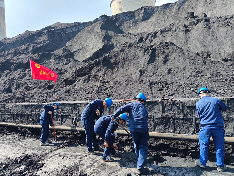 華電烏江公司大方公司團委組織團員青年開展清理煤場運煤通道積煤志愿服務活動。