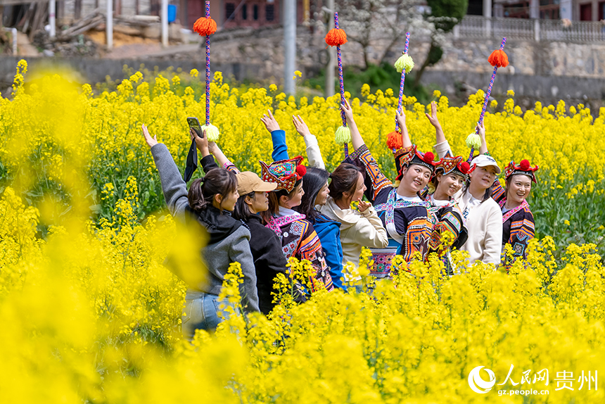 游客在王崗村油菜花田內打卡拍照。人民網記者 涂敏攝