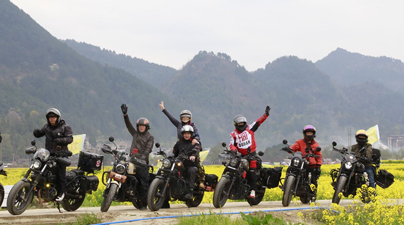 騎行愛好者可在金色花浪中馳騁。主辦方供圖