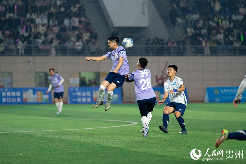 比賽現場,參賽隊伍運動員激烈拼搶。人民網記者 涂敏攝