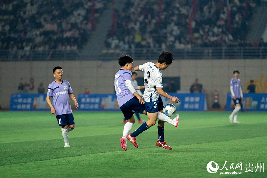 比賽現場，參賽隊伍運動員激烈拼搶。人民網記者 涂敏攝