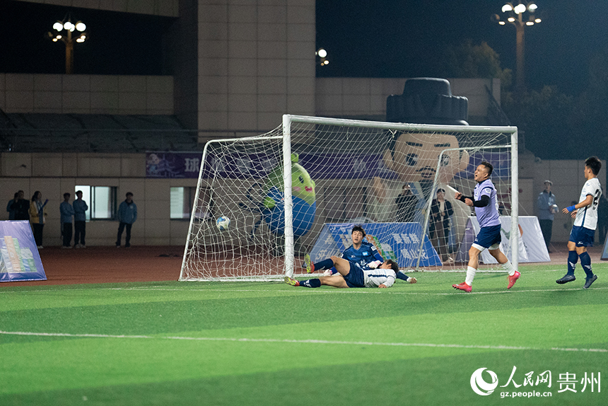 2026我要上“城超”貴陽市足球選拔賽揭幕戰(zhàn)現(xiàn)場,心學(xué)修文隊(duì)攻入一球。人民網(wǎng)記者 涂敏攝