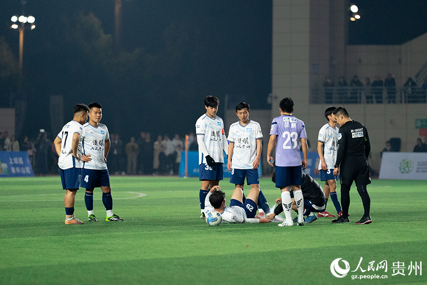 2026我要上“城超”貴陽(yáng)市足球選拔賽揭幕戰(zhàn)現(xiàn)場(chǎng)，運(yùn)動(dòng)員在拼搶的過程中受傷。人民網(wǎng)記者 涂敏攝