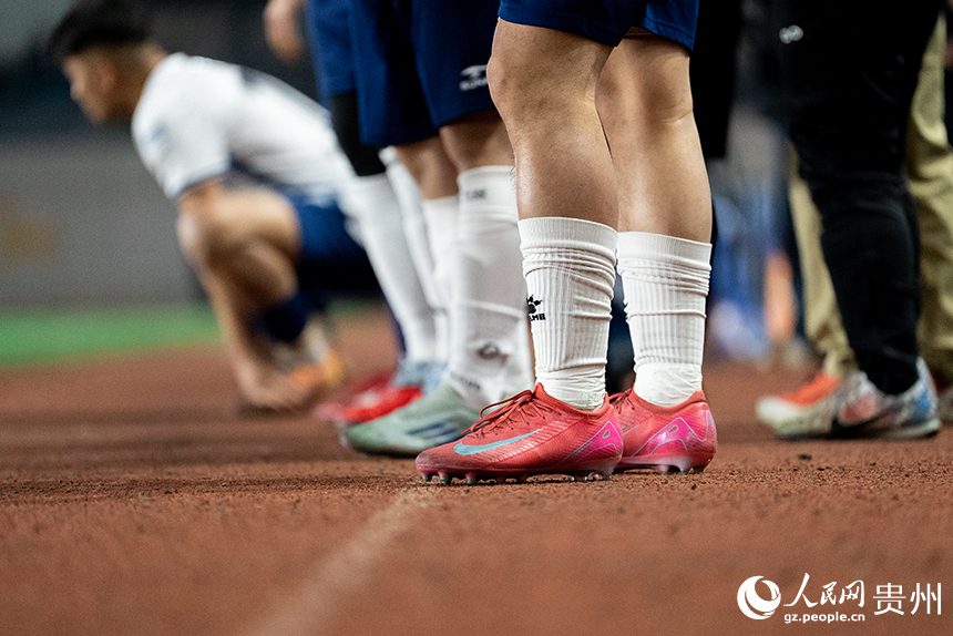 場邊隨時準備入場的運動員。人民網記者 涂敏攝