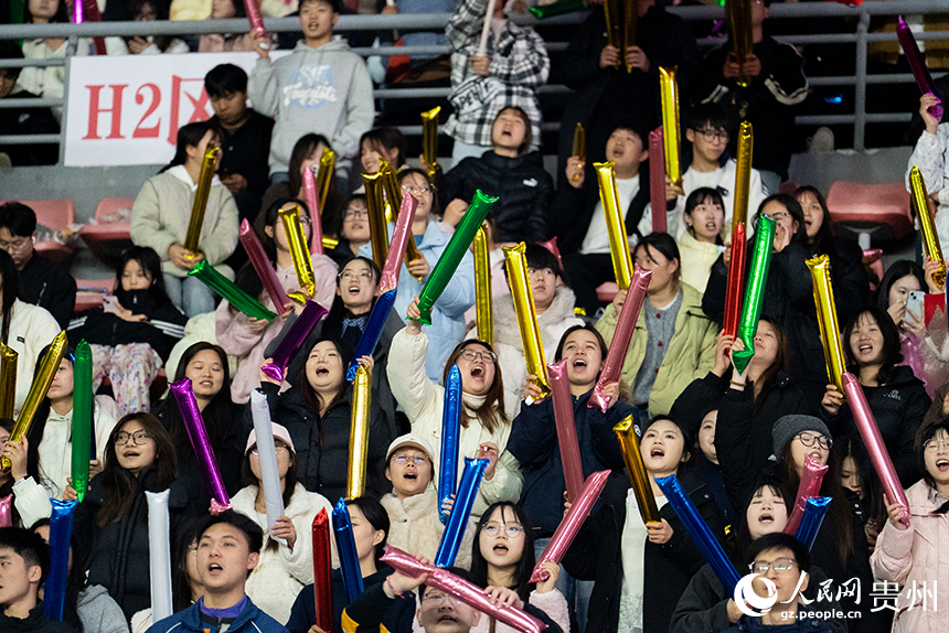 比賽現場,球迷為運動員們加油助威。人民網記者 涂敏攝