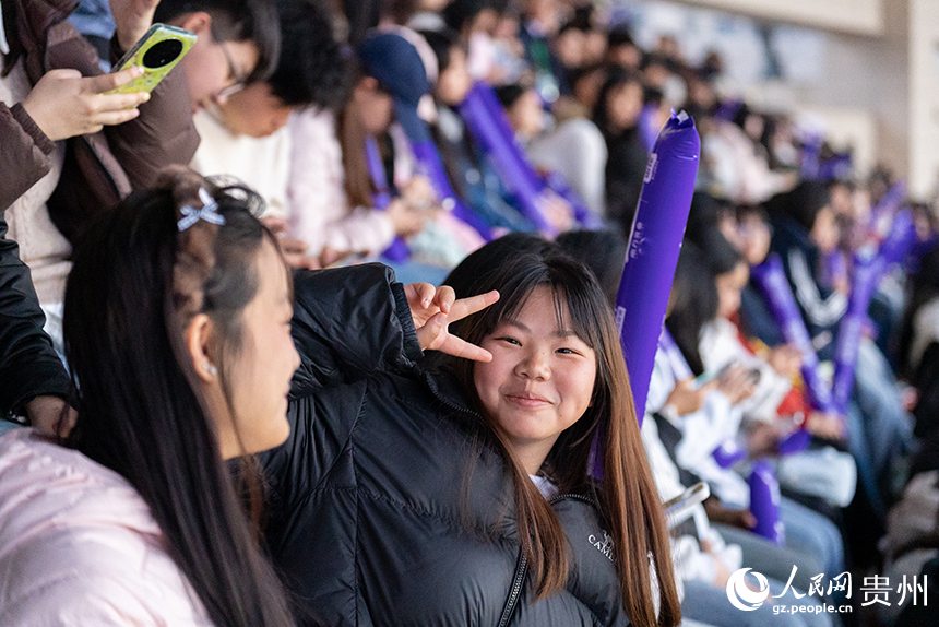 現場觀看比賽的球迷。人民網記者 涂敏攝