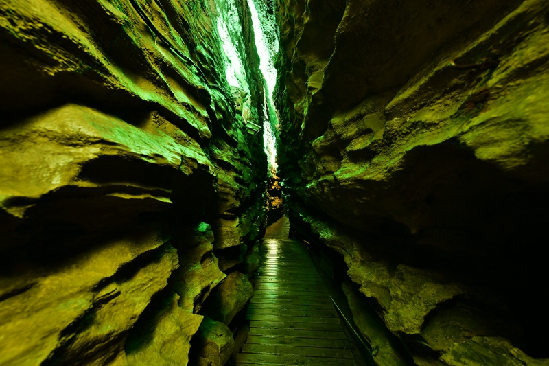 3 圖為地下裂縫。 景區(qū)供圖.jpg
