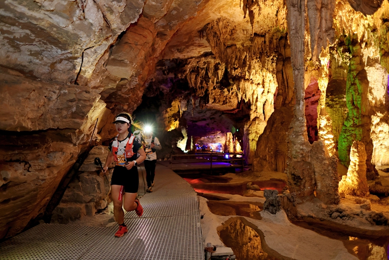 5 圖為第二屆山地穿越挑戰(zhàn)賽，在溶洞中奔跑的選手。綏陽融媒體中心供圖.jpg