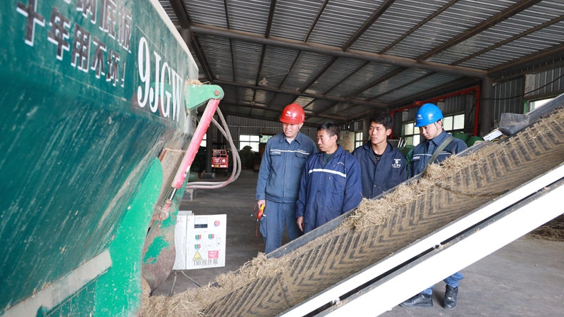 了解食料加工車間的用電情況。盧關文 攝.JPG