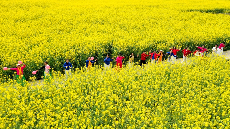 6、良村吼灘壩區跳舞人群側影。羅金 攝.jpg