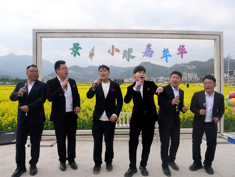 本地歌手現(xiàn)場(chǎng)助唱。