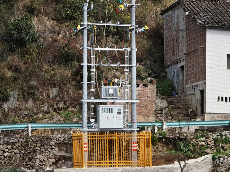 規范美觀的供電設施為“和美鄉村建設”增光添彩  。王進 攝.jpg