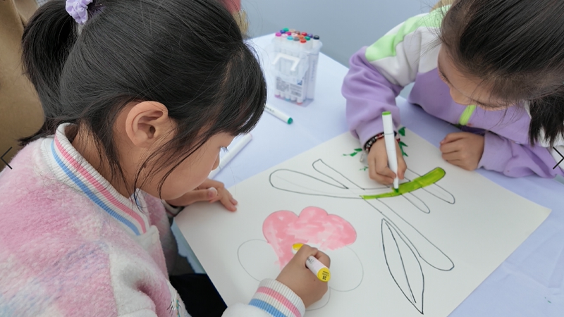 親子繪畫區里孩子們用稚嫩筆觸描繪春天 彭垚 攝.jpg
