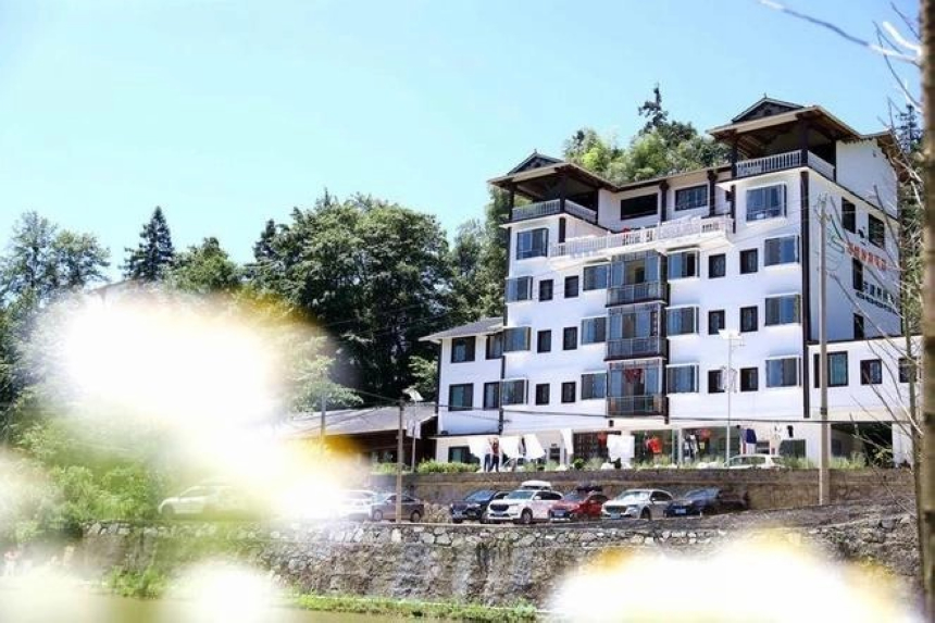 處于保護區外的紅巖組，村民開辦民宿，產業風生水起。