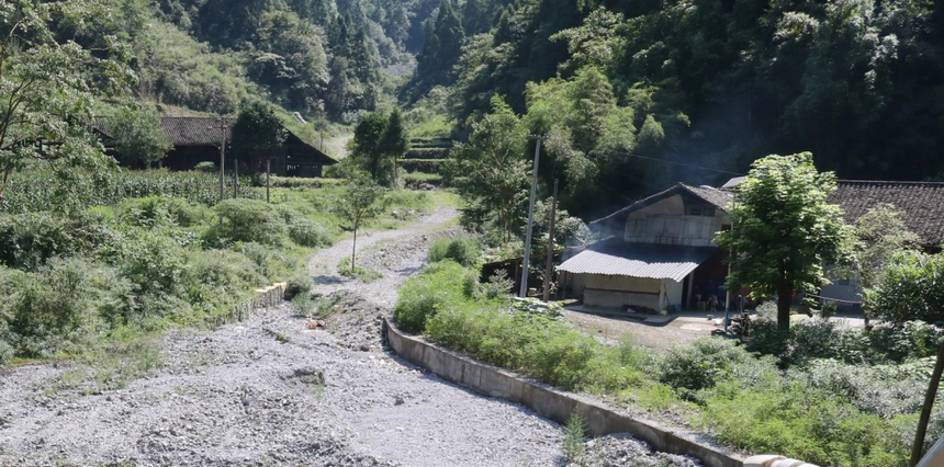 處于保護區核心區內的村組，道路和居住條件有待改善。
