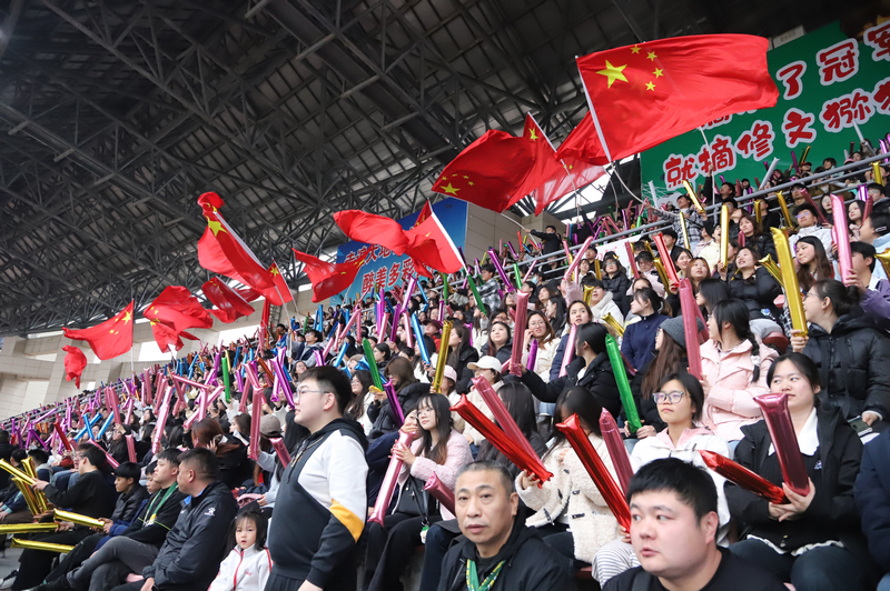 修文縣體育中心人聲鼎沸。文俊入攝