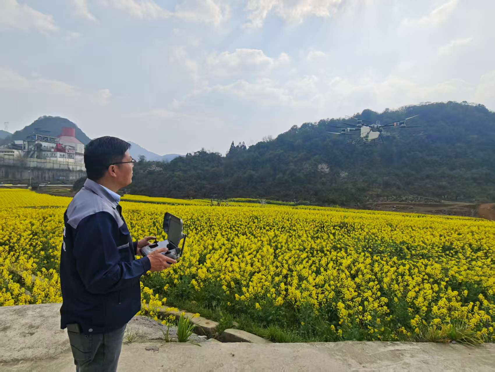 修文縣和碩豐農機專業合作社負責人劉剛正在操作無人機。李宇攝