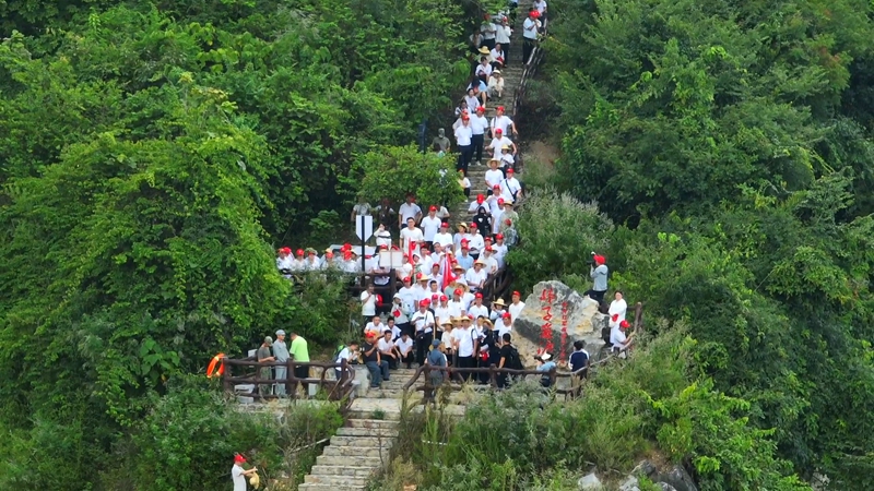 研學人員在中央紅軍南渡烏江梯子巖渡口聆聽歷史。 彭垚 攝.jpg